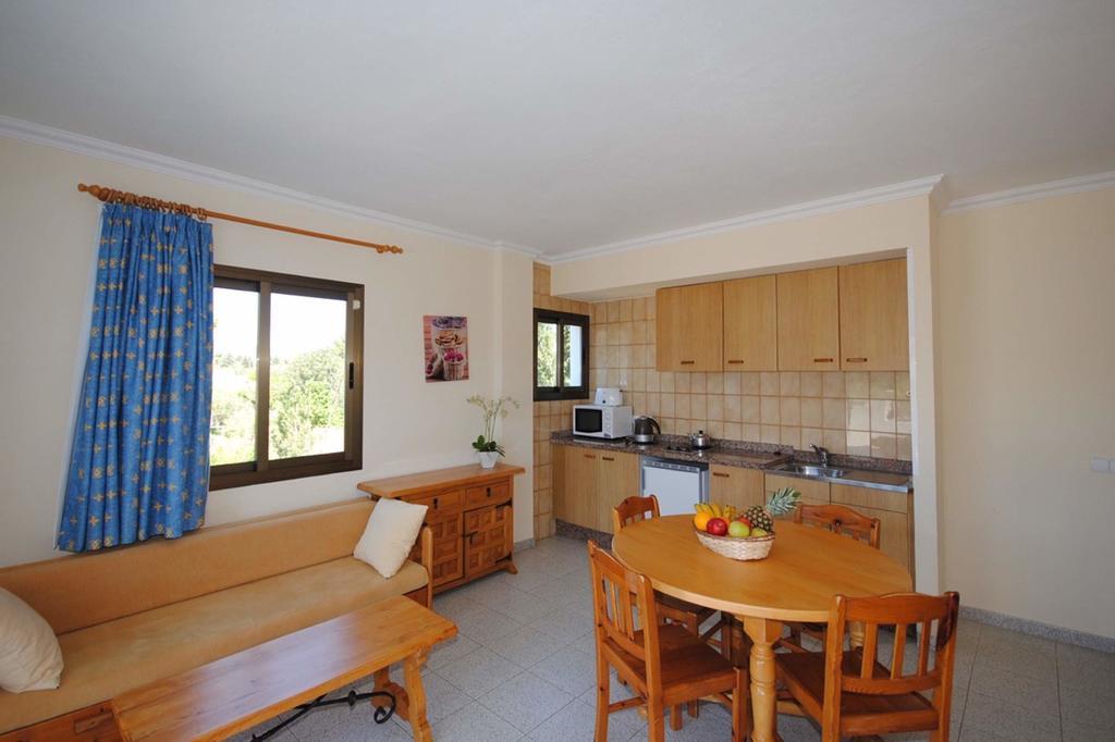 Casa Luis Apartments Santa Eularia des Riu Rum bild
